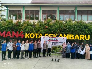 Bhabin Agen Green Policing Turun Ajak Pelajar di Pekanbaru Tanam Pohon