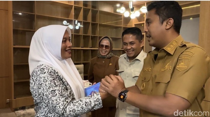 Bidan Dona Lubis saat bertemu Wagub Sumbar Vasko Ruseimy. (Jeka Kampai/detikSumut)