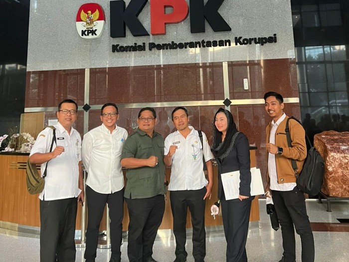Bupati Brebes Paramitha Widya Kusuma dan rombongan mendatangi kantor KPK di Jakarta untuk konsultasi anggaran.