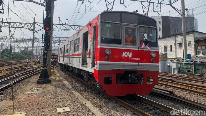 Commuter Line Nomor 1189 relasi Bogor-Jakarta Kota yang anjlok di emplasmen Stasiun Jakarta Kota, Jakarta Barat, telah dievakuasi. Ini penampakannya. (Adrial A/detikcom)