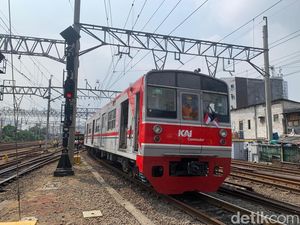 Penampakan KRL Dievakuasi Usai Anjlok di Stasiun Jakarta Kota