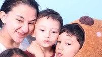 Dahlia Poland mengatakan masih berat meninggalkan anak-anak. Belum pengin jauh-jauh sama anak-anak, katanya. (Foto: dok Instagram dahliachr)