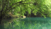 Sesampainya di Danau Nyadeng, mata langsung dimanjakan oleh air jernih berwarna hijau toska yang berasal dari celah batuan karst. Warna airnya bisa berubah-ubah tergantung sinar matahari, seperti lukisan alam. Ini yang bikin danau tersebut istimewa.