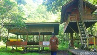 Ada area berkemah dengan fasilitas seperti toilet, gazebo, dan pondok kayu. Bermalam di sini, ditemani suara alam akan menjadi pengalaman yang beda.