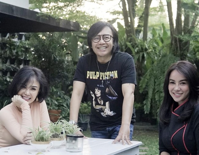 Foto bareng Yuni Shara dan Ari Lasso pada 2020 silam kembali menuai sorotan. Sayangnya, unggahan itu turut memicu sejumlah spekulasi negatif dan komentar kurang menyenangkan dari netizen terkait hubungan mereka. Foto: dok. Instagram @dearlydjoshua
