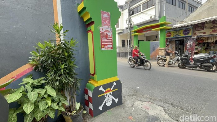 Dekorasi mural Jolly Roger dari anime One Piece di Surabaya.