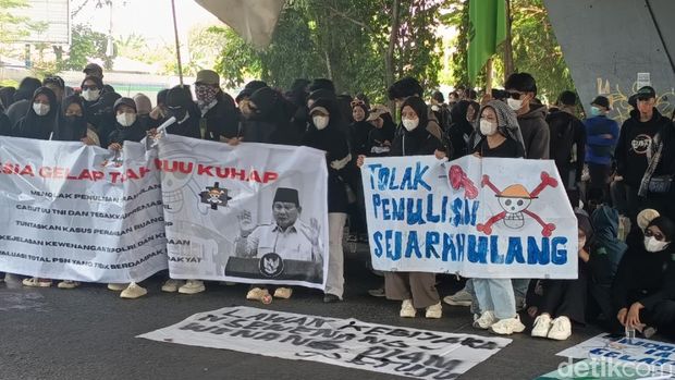 Demo mahasiswa menolak RUU KUHAP di Flyover Jalan Urip Sumoharjo Makassar.