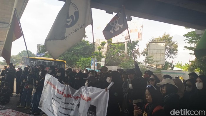 Demo mahasiswa menolak RUU KUHAP di Flyover Jalan Urip Sumoharjo Makassar.