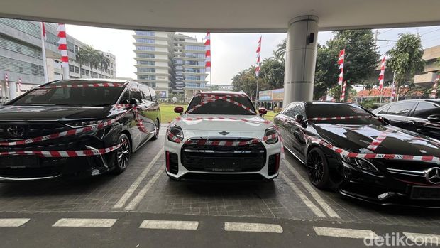 Deretan mobil mewah Riza Chalid yang disita Kejagung. (Rumondang/detikcom)