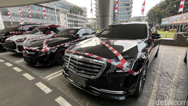 Deretan mobil mewah Riza Chalid yang disita Kejagung. (Rumondang/detikcom)