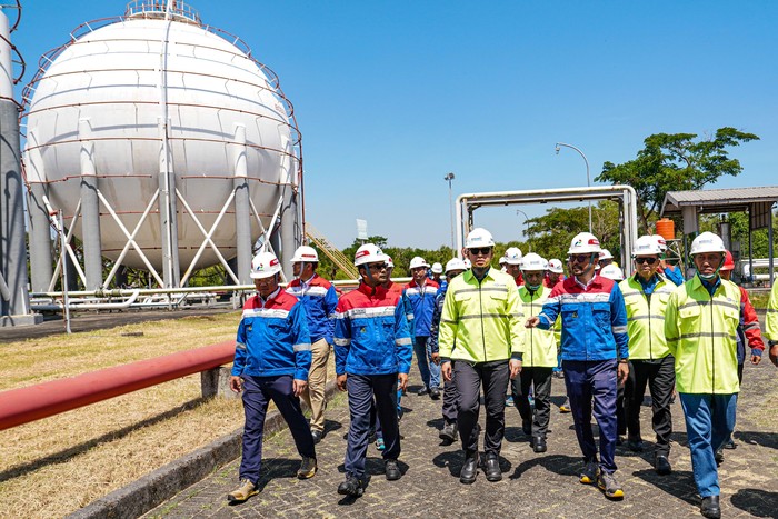 Direktur Utama Pertamina Patra Niaga Mars Ega Legowo Putra melakukan kunjungan Management Walk Through (MWT) ke Terminal LPG di Makassar,