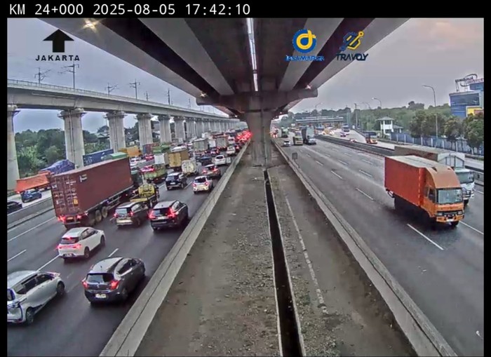 Dua kendaraan terlibat kecelakaan di Tol Jakarta-Cikampek (Japek) arah Jakarta. Lalu lintas (lalin) dilaporkan terjadi kemacetan. (dok Travoy Jasamarga)