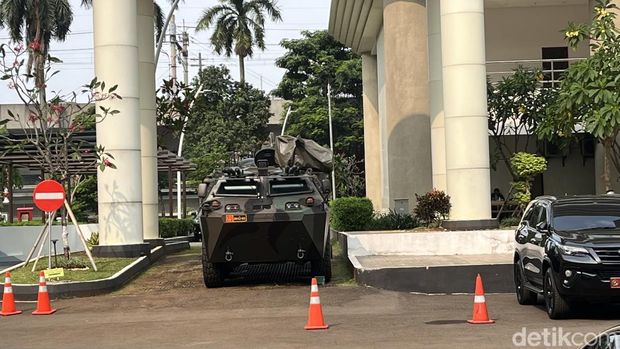 Dua panser anoa TNI siaga di depan Kejagung.