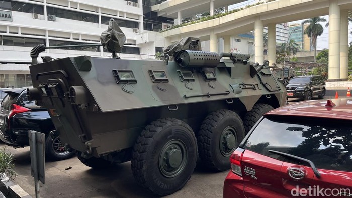 Dua panser anoa TNI siaga di depan Kejagung.