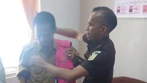 Mantan Kadis Kesehatan Kabupaten Kupang, Robert Amheka, ditetapkan sebagai tersangka korupsi Dana BOK Puskesmas TA 2021-2022. (Dok. Kejati NTT).