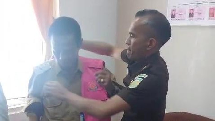 Mantan Kadis Kesehatan Kabupaten Kupang, Robert Amheka, ditetapkan sebagai tersangka korupsi Dana BOK Puskesmas TA 2021-2022. (Dok. Kejati NTT).