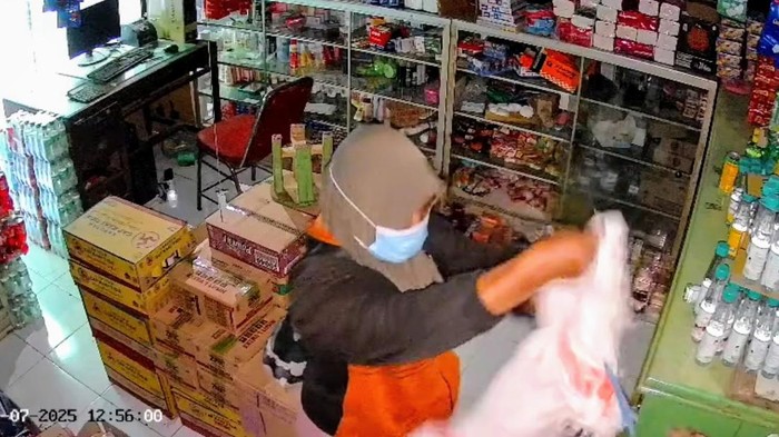 Emak-emak mencuri di sebuah toko di Bondowoso