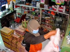 Viral Emak-emak di Bondowoso Terekam CCTV Kuras Isi Toko Seorang Diri