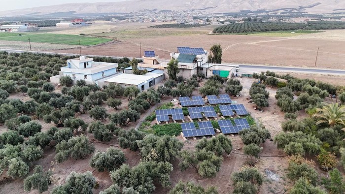 Energi Surya Kian Diminati Warga Mosul di Tengah Krisis Listrik Warga Mosul, Irak, mulai beralih ke energi terbarukan di tengah krisis listrik. Panel surya jadi solusi ramah lingkungan untuk kebutuhan rumah dan pertanian.