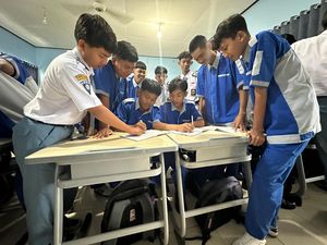 Momen Haru Siswa SMK Kediri Patungan Rp 5.000 Beli Sepatu untuk Temannya