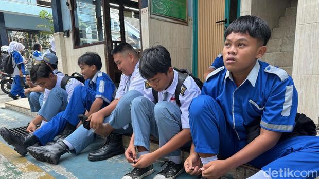 Enggar, siswa SMK PGRI 1 Kediri yang dibelikan sepatu baru hasil patungan teman-teman sekelasnya.