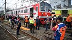 Evakuasi KRL Anjlok di Stasiun Jakarta Kota