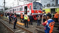 Sejumlah petugas mengevakuasi rangkaian KRL Commuter Line nomor 1189 relasi Bogor-Jakarta Kota yang anjlok di emplasemen Stasiun Jakarta Kota, Jakarta, Selasa (5/8/2025). Foto: ANTARA FOTO/FAUZAN