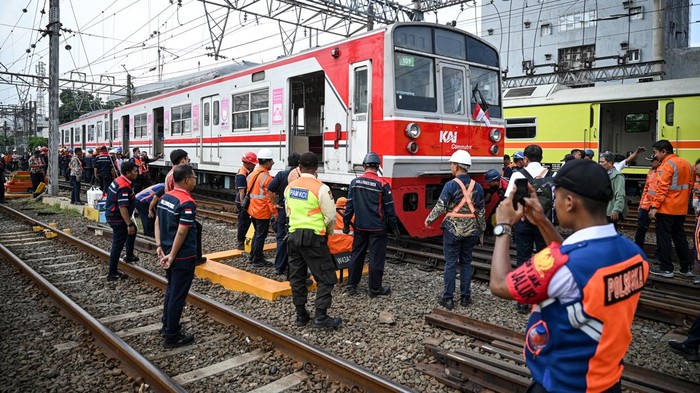Evakuasi KRL anjlok di emplasemen Stasiun Jakarta Kota Sejumlah petugas mengevakuasi rangkaian KRL Commuter Line nomor 1189 relasi Bogor-Jakarta Kota yang anjlok di emplasemen Stasiun Jakarta Kota, Jakarta, Selasa (5/8/2025). Akibat kejadian tersebut, PT KAI Commuter Line melakukan rekayasa pola operasi yaitu perjalanan KRL Commuter Line tujuan Stasiun Jakarta Kota dari Stasiun Bogor perjalanannya hanya sampai Stasiun Manggarai. ANTARA FOTO/Fauzan/rwa.