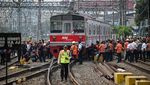 Evakuasi KRL Anjlok di Stasiun Jakarta Kota