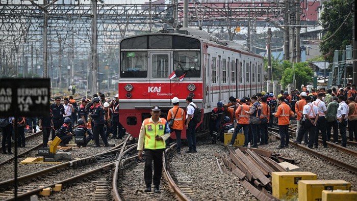 Sejumlah petugas mengevakuasi rangkaian KRL Commuter Line nomor 1189 relasi Bogor-Jakarta Kota yang anjlok di emplasemen Stasiun Jakarta Kota, Jakarta, Selasa (5/8/2025). Akibat kejadian tersebut, PT KAI Commuter Line melakukan rekayasa pola operasi yaitu perjalanan KRL Commuter Line tujuan Stasiun Jakarta Kota dari Stasiun Bogor perjalanannya hanya sampai Stasiun Manggarai. ANTARA FOTO/Fauzan/rwa.