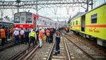 Evakuasi KRL Anjlok di Stasiun Jakarta Kota