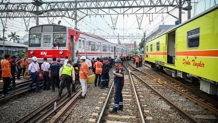 Evakuasi KRL anjlok di emplasemen Stasiun Jakarta Kota Sejumlah petugas mengevakuasi rangkaian KRL Commuter Line nomor 1189 relasi Bogor-Jakarta Kota yang anjlok di emplasemen Stasiun Jakarta Kota, Jakarta, Selasa (5/8/2025). Akibat kejadian tersebut, PT KAI Commuter Line melakukan rekayasa pola operasi yaitu perjalanan KRL Commuter Line tujuan Stasiun Jakarta Kota dari Stasiun Bogor perjalanannya hanya sampai Stasiun Manggarai. ANTARA FOTO/Fauzan/rwa.