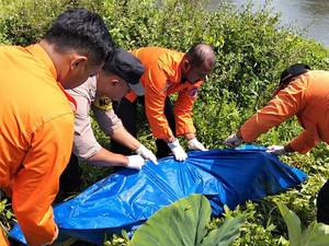 Mayat Pria Bertato Ditemukan Mengambang di Sungai Brantas Malang