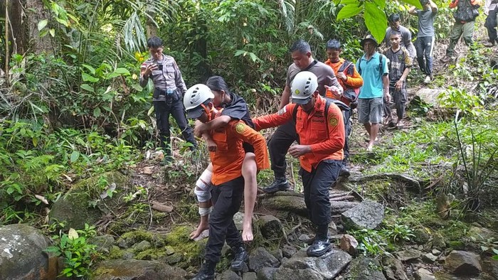 Evakuasi pendaki yang disambar petir di Gunung Bawang Bengkayang. Foto: Dokumentasi SAR Pontianak
