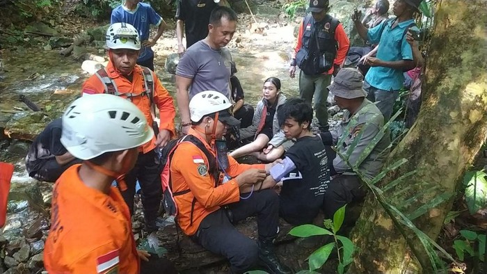 Evakuasi pendaki yang disambar petir di Gunung Bawang Bengkayang. Foto: Dokumentasi SAR Pontianak
