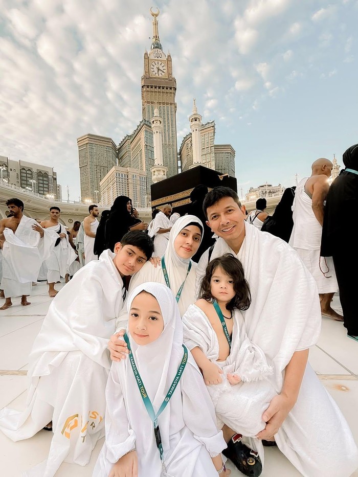 Fairuz A Rafiq umrah bersama keluarga Fairuz A Rafiq di Instagram miliknya.