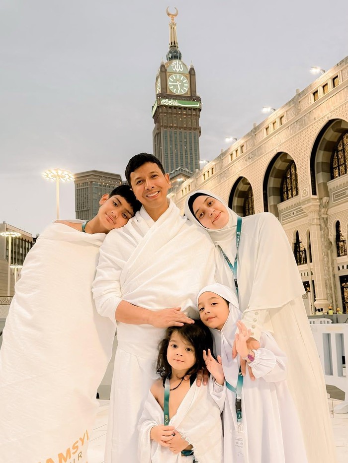 Fairuz A Rafiq umrah bersama keluarga Fairuz A Rafiq di Instagram miliknya.