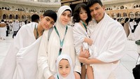Fairuz A Rafiq dan Sonny Septian bersama ketiga anaknya menjalankan ibadah umrah beberapa waktu lalu. Foto: dok instagram Fairuz A Rafiq