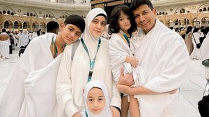 Fairuz dan Sonny Septian Boyong 2 Pengasuh Anak Umrah, Selipkan Doa Mulia