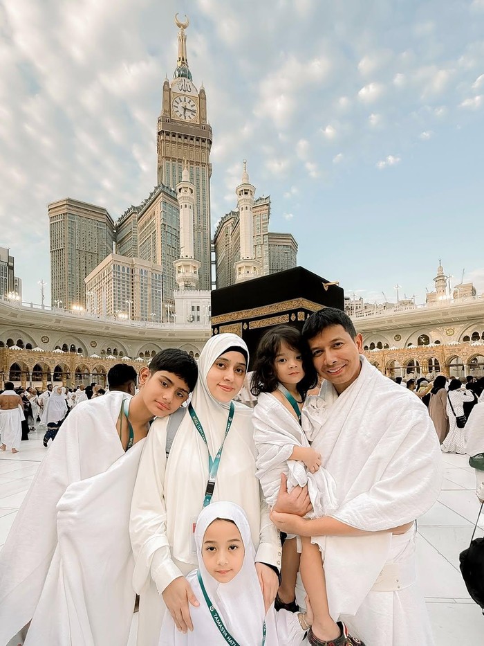 Fairuz A Rafiq umrah bersama keluarga Fairuz A Rafiq di Instagram miliknya.
