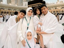 Fairuz dan Sonny Septian Boyong 2 Pengasuh Anak Umrah, Selipkan Doa Mulia