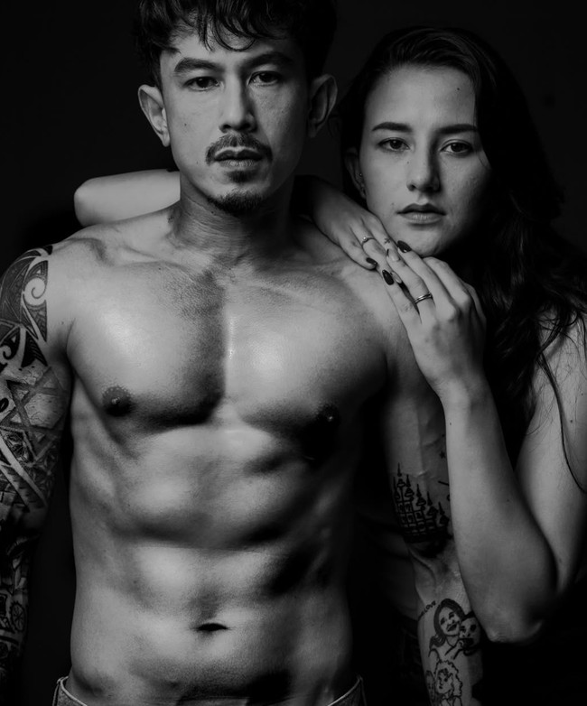 Sebelumnya rumah tangga keduanya memang sempat digosipkan retak usai Dahlia menuding suaminya berselingkuh dengan lawan main. Tudingan tersebut disampaikan Dahlia dengan memamerkan bukti chat mesra sang suami dan salah satu rekan wanitanya. Foto: Instagram/@fandych