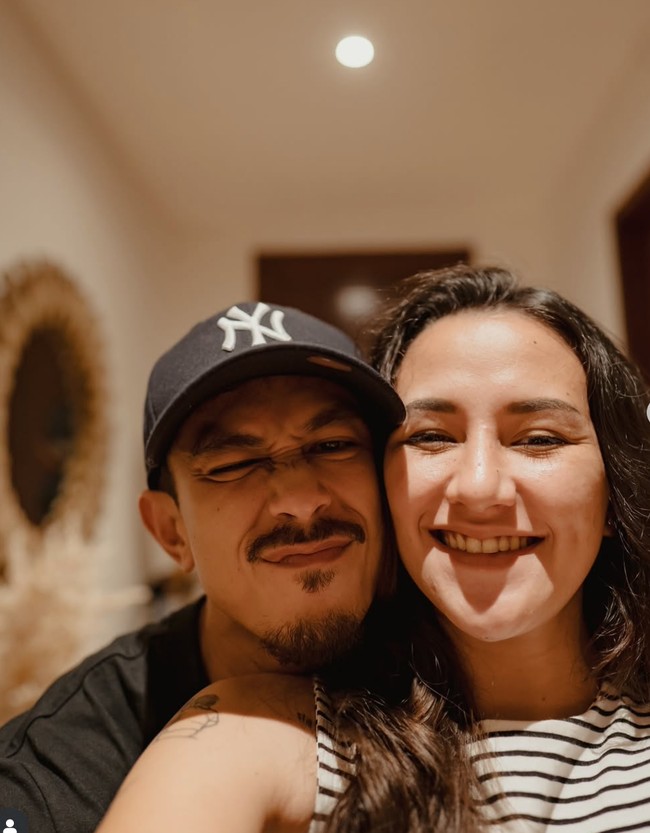 Rumah tangga keduanya kemudian kembali harmonis usai Dahlia memaafkan perselingkuhan suaminya tersebut. Keduanya pun kembali terlihat mesra dan kompak seperti sebelumnya. Foto: Instagram/@fandych