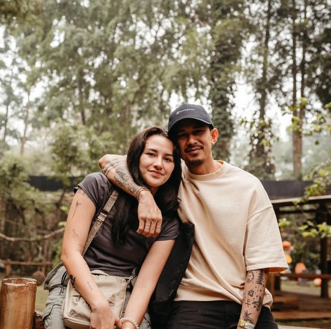 8 Foto Mesra & Kompak Dahlia Poland-Fandy Christian, Kini Gugat Cerai