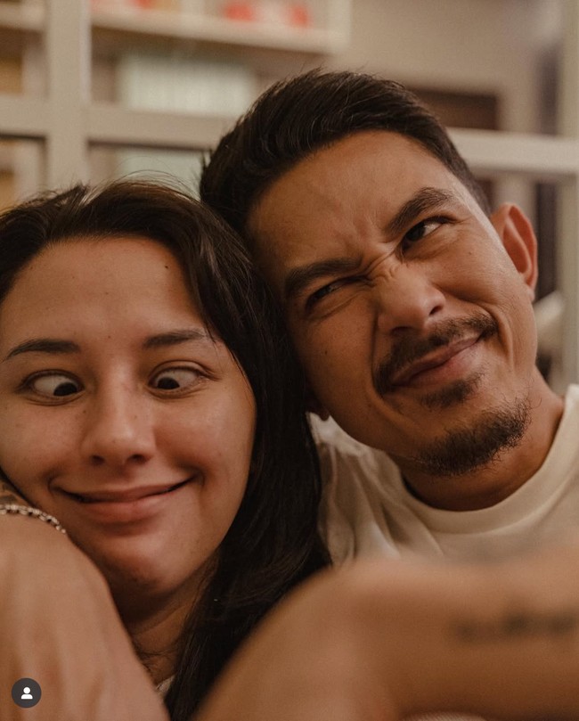 Dahlia dan Fandy sendiri diketahui terpaut usia 12 tahun. Saat menikah, Dahliia masih berusia 18 tahun, sementara Fandy 30 tahun. Foto: Instagram/@fandych