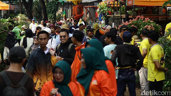 Lapangan Banteng kembali disulap menjadi taman mini penuh warna lewat pameran Flora dan Fauna (Flona) 2025 yang resmi dibuka Selasa (5/8). Pameran tahunan yang selalu dinanti warga ibu kota ini menyuguhkan beragam koleksi tanaman hias hingga hewan peliharaan eksotis, menjadikannya destinasi wajib bagi para pecinta flora dan fauna.