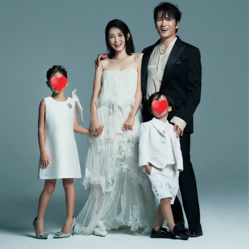 Foto keluarga Lee Bo Young dan Ji Sung