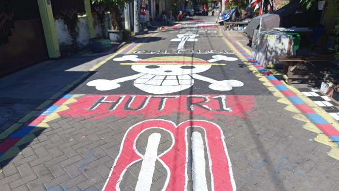 Gambar Jolly Roger atau bendera di anime One Piece yang diterapkan di paving sejumlah kampung di Surabaya jelang HUT ke-80 RI.