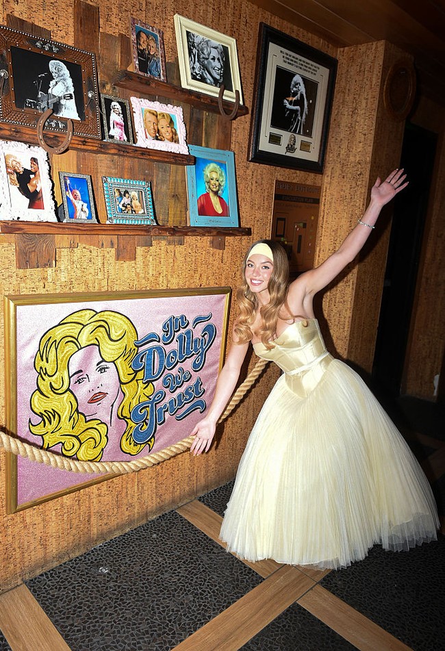 Tak sedikit pula yang membandingkan gaya Sweeney dengan karakter Cassie yang ia perankan di Euphoria Season 2. “Apakah kamu sedang audisi untuk Oklahoma?” sindir seorang pengguna, merujuk pada adegan saat Cassie tampil bergaya ala gadis desa. (Foto: Vivien Killilea/Getty Images for Lionsgate)