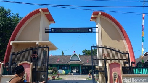 Gerbang sekolah SMP Negeri di Lombok Timur, Nusa Tenggara Barat (NTB), Selasa (5/8/2025).